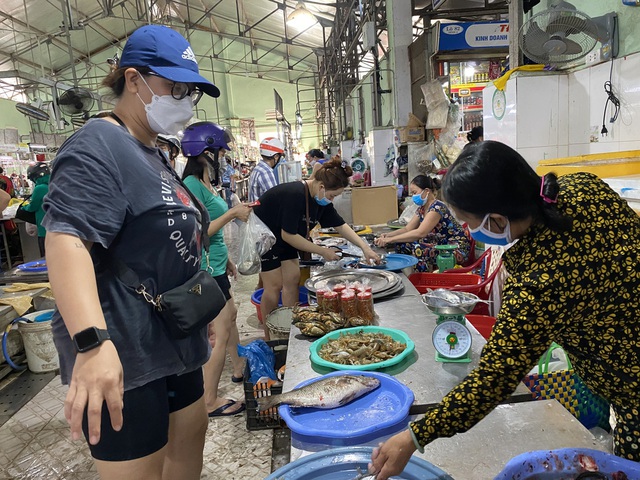  Đà Nẵng: Chính quyền đảm bảo cung ứng thực phẩm, dân vẫn đổ xô đi chợ từ 4h sáng - Ảnh 2.