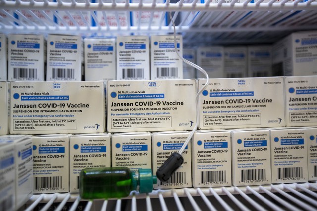 Kẻ ăn không hết người lần chăng ra: Hàng triệu liều vaccine ngừa Covid-19 trên thế giới sắp bị vứt bỏ vì hết hạn - Ảnh 4.