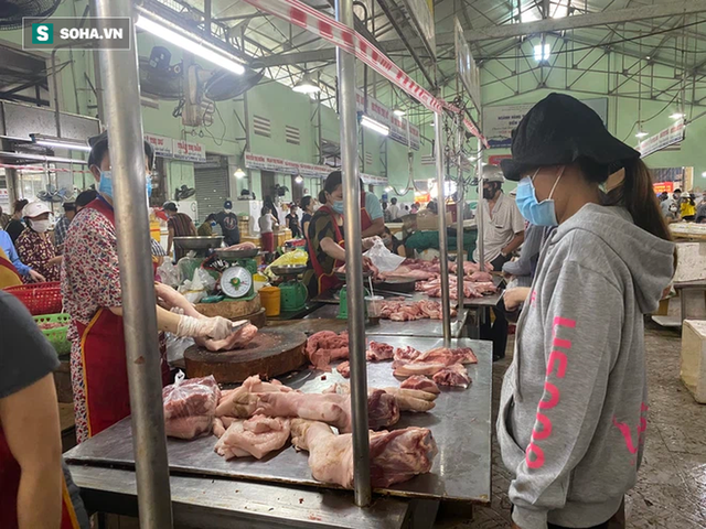  Đà Nẵng: Chính quyền đảm bảo cung ứng thực phẩm, dân vẫn đổ xô đi chợ từ 4h sáng - Ảnh 3.