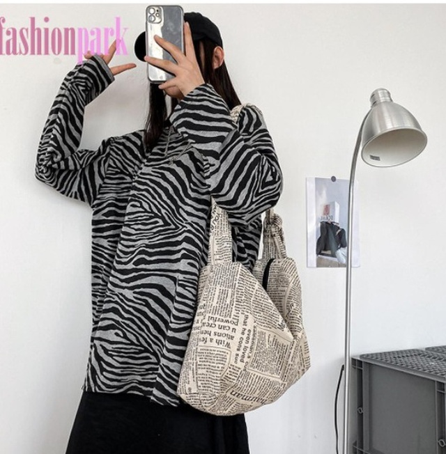 Louis Vuitton bán túi hình tờ báo hơn 2.000 USD, Shopee bán đầy loại na ná giá chỉ từ… 47K - Ảnh 9.