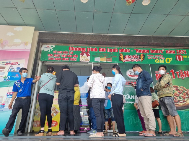  Đà Nẵng: Chính quyền đảm bảo cung ứng thực phẩm, dân vẫn đổ xô đi chợ từ 4h sáng - Ảnh 10.