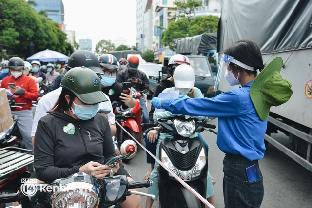 TP.HCM: Hàng trăm phương tiện ùn ứ kéo dài khi triển khai kiểm tra người dân ra đường bằng hình thức mới - Ảnh 11.