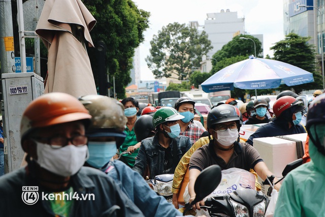 TP.HCM: Hàng trăm phương tiện ùn ứ kéo dài khi triển khai kiểm tra người dân ra đường bằng hình thức mới - Ảnh 12.