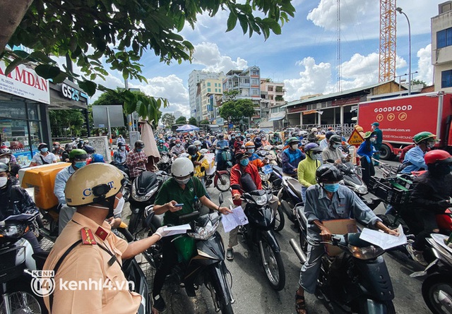 TP.HCM: Hàng trăm phương tiện ùn ứ kéo dài khi triển khai kiểm tra người dân ra đường bằng hình thức mới - Ảnh 15.