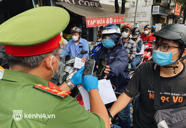 TP.HCM: Hàng trăm phương tiện ùn ứ kéo dài khi triển khai kiểm tra người dân ra đường bằng hình thức mới - Ảnh 3.