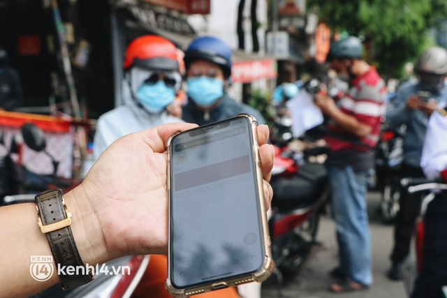 TP.HCM: Hàng trăm phương tiện ùn ứ kéo dài khi triển khai kiểm tra người dân ra đường bằng hình thức mới - Ảnh 5.