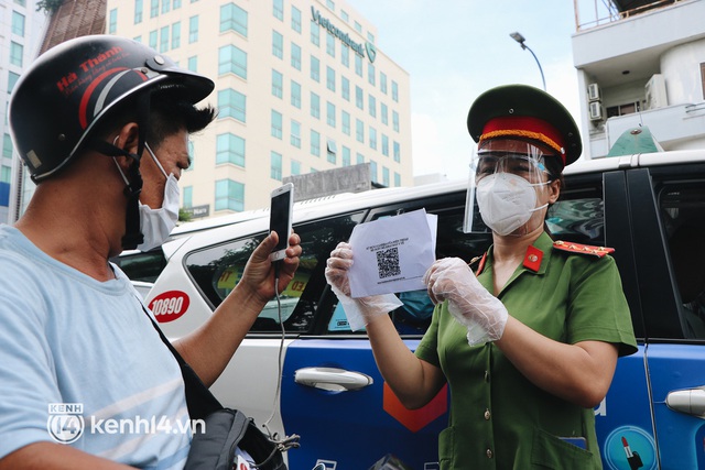 TP.HCM: Hàng trăm phương tiện ùn ứ kéo dài khi triển khai kiểm tra người dân ra đường bằng hình thức mới - Ảnh 10.