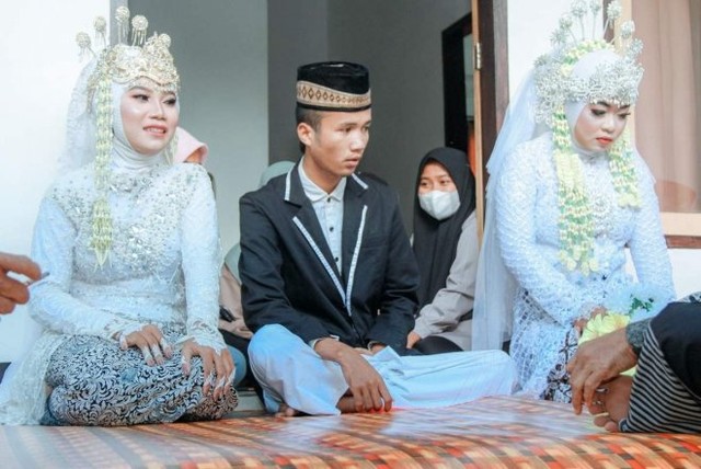 Indonesia: Đến phá đám cưới của bạn trai cũ, cô gái bất ngờ bị cưới luôn làm vợ nữa - Ảnh 1.