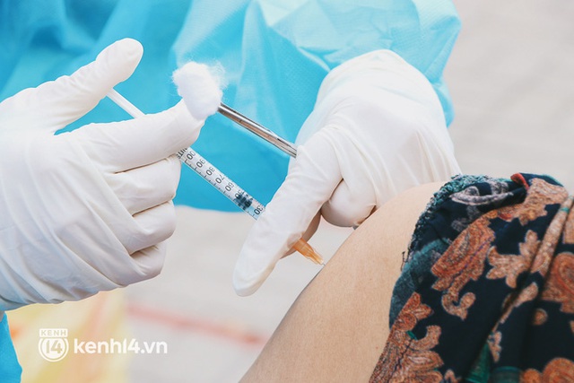  Cận cảnh xe tiêm chủng lưu động “bung 2 cánh” để che mưa nắng cho bà con Sài Gòn tiêm vaccine Covid-19 - Ảnh 16.