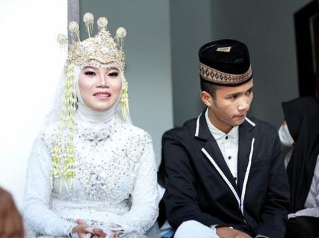 Indonesia: Đến phá đám cưới của bạn trai cũ, cô gái bất ngờ bị cưới luôn làm vợ nữa - Ảnh 3.