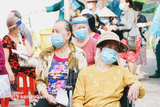  Cận cảnh xe tiêm chủng lưu động “bung 2 cánh” để che mưa nắng cho bà con Sài Gòn tiêm vaccine Covid-19 - Ảnh 8.