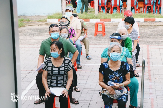  Cận cảnh xe tiêm chủng lưu động “bung 2 cánh” để che mưa nắng cho bà con Sài Gòn tiêm vaccine Covid-19 - Ảnh 9.