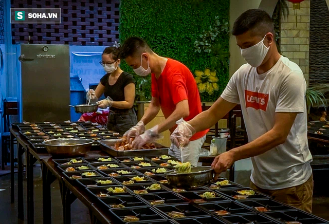  Chủ quán thịt dê HN biến cửa hàng thành bếp ăn 0 đồng, mỗi ngày phục vụ hàng trăm suất cơm miễn phí - Ảnh 1.
