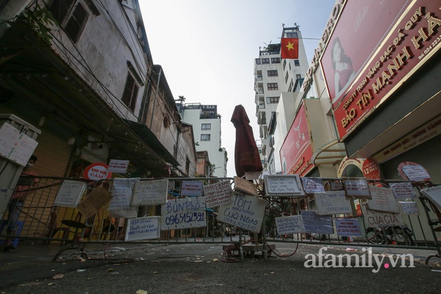 Hà Nội: Chợ phố cổ biển quảng cáo treo kín hàng rào, ai mua gì a lô có ngay không cần vào chợ - Ảnh 1.