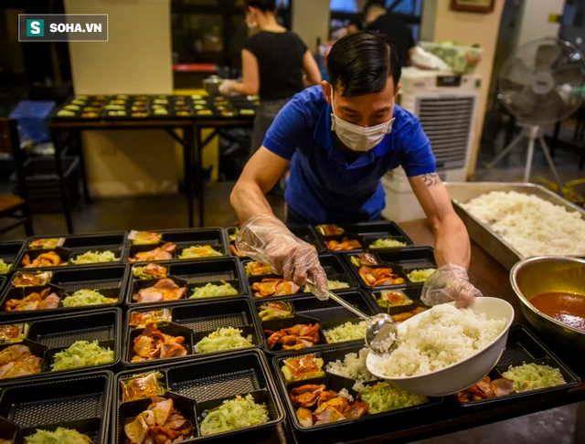  Chủ quán thịt dê HN biến cửa hàng thành bếp ăn 0 đồng, mỗi ngày phục vụ hàng trăm suất cơm miễn phí - Ảnh 11.