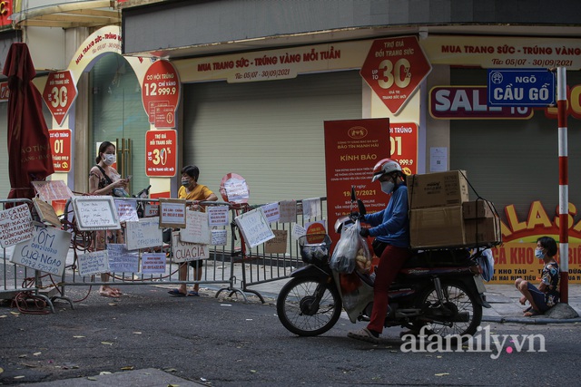 Hà Nội: Chợ phố cổ biển quảng cáo treo kín hàng rào, ai mua gì a lô có ngay không cần vào chợ - Ảnh 10.