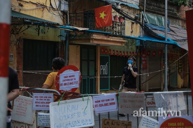 Hà Nội: Chợ phố cổ biển quảng cáo treo kín hàng rào, ai mua gì a lô có ngay không cần vào chợ - Ảnh 11.