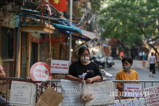 Hà Nội: Chợ phố cổ biển quảng cáo treo kín hàng rào, ai mua gì a lô có ngay không cần vào chợ - Ảnh 12.