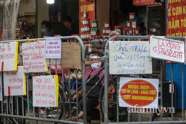 Hà Nội: Chợ phố cổ biển quảng cáo treo kín hàng rào, ai mua gì a lô có ngay không cần vào chợ - Ảnh 14.