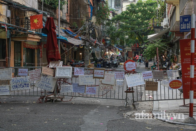 Hà Nội: Chợ phố cổ biển quảng cáo treo kín hàng rào, ai mua gì a lô có ngay không cần vào chợ - Ảnh 2.