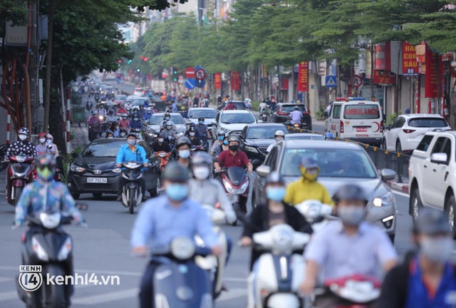  Ảnh: Đường phố Hà Nội tấp nập ngày đầu tuần dù đang giãn cách xã hội theo Chỉ thị 16 - Ảnh 3.
