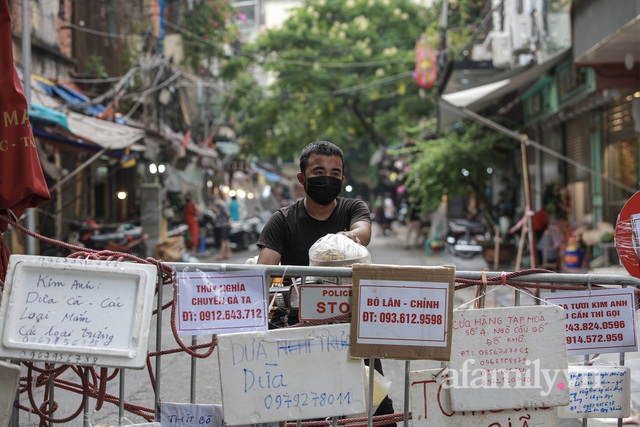 Hà Nội: Chợ phố cổ biển quảng cáo treo kín hàng rào, ai mua gì a lô có ngay không cần vào chợ - Ảnh 3.