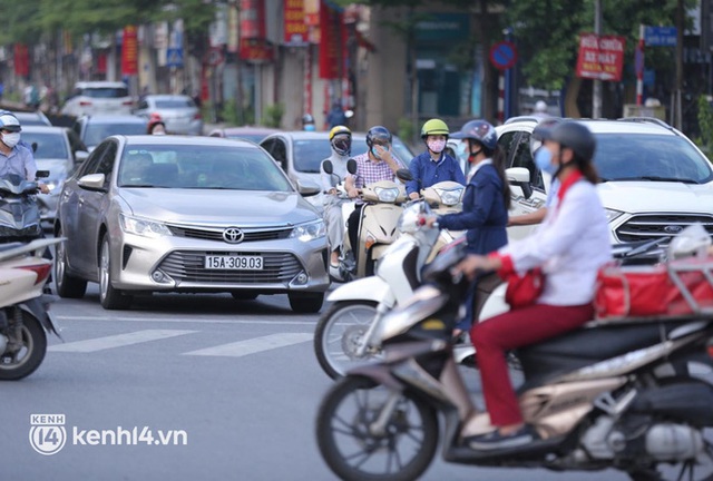  Ảnh: Đường phố Hà Nội tấp nập ngày đầu tuần dù đang giãn cách xã hội theo Chỉ thị 16 - Ảnh 4.