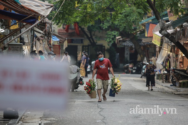 Hà Nội: Chợ phố cổ biển quảng cáo treo kín hàng rào, ai mua gì a lô có ngay không cần vào chợ - Ảnh 4.