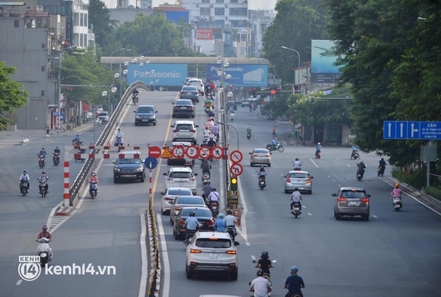  Ảnh: Đường phố Hà Nội tấp nập ngày đầu tuần dù đang giãn cách xã hội theo Chỉ thị 16 - Ảnh 5.