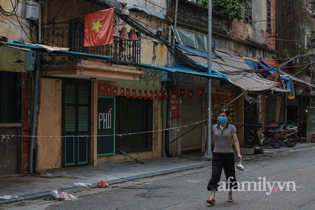 Hà Nội: Chợ phố cổ biển quảng cáo treo kín hàng rào, ai mua gì a lô có ngay không cần vào chợ - Ảnh 5.