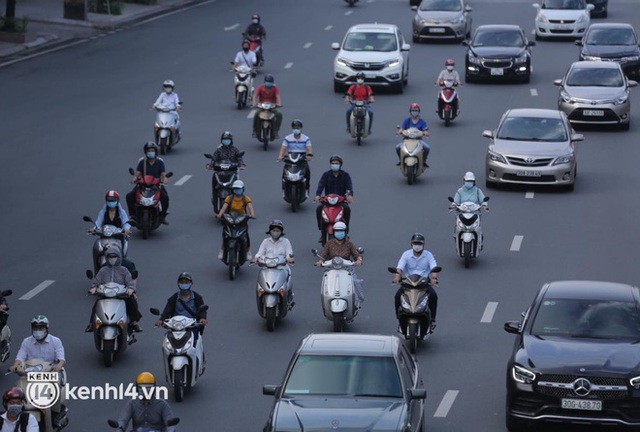  Ảnh: Đường phố Hà Nội tấp nập ngày đầu tuần dù đang giãn cách xã hội theo Chỉ thị 16 - Ảnh 6.