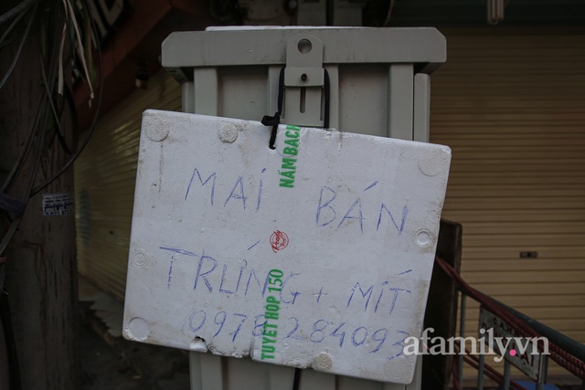 Hà Nội: Chợ phố cổ biển quảng cáo treo kín hàng rào, ai mua gì a lô có ngay không cần vào chợ - Ảnh 6.