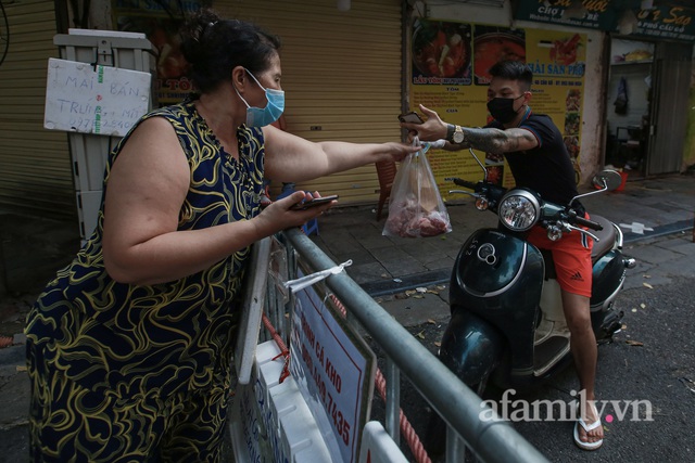 Hà Nội: Chợ phố cổ biển quảng cáo treo kín hàng rào, ai mua gì a lô có ngay không cần vào chợ - Ảnh 7.