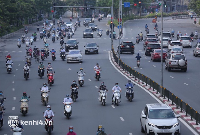  Ảnh: Đường phố Hà Nội tấp nập ngày đầu tuần dù đang giãn cách xã hội theo Chỉ thị 16 - Ảnh 8.