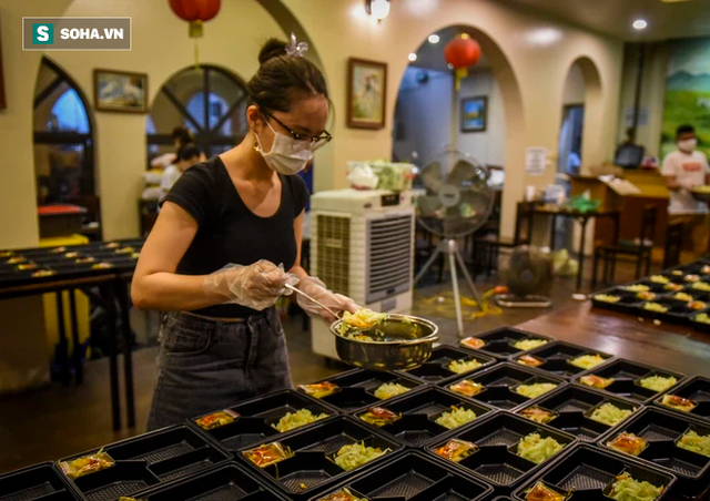  Chủ quán thịt dê HN biến cửa hàng thành bếp ăn 0 đồng, mỗi ngày phục vụ hàng trăm suất cơm miễn phí - Ảnh 9.