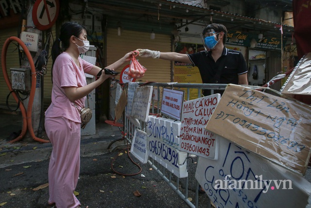 Hà Nội: Chợ phố cổ biển quảng cáo treo kín hàng rào, ai mua gì a lô có ngay không cần vào chợ - Ảnh 8.