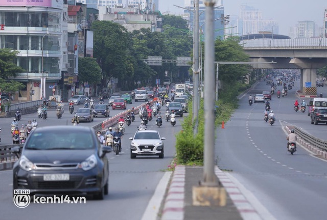  Ảnh: Đường phố Hà Nội tấp nập ngày đầu tuần dù đang giãn cách xã hội theo Chỉ thị 16 - Ảnh 9.