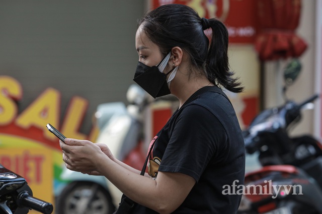 Hà Nội: Chợ phố cổ biển quảng cáo treo kín hàng rào, ai mua gì a lô có ngay không cần vào chợ - Ảnh 9.