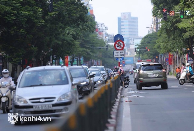  Ảnh: Đường phố Hà Nội tấp nập ngày đầu tuần dù đang giãn cách xã hội theo Chỉ thị 16 - Ảnh 10.