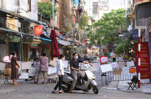 Ảnh: Biển quảng cáo treo kín hàng rào trong khu chợ nhà giàu tại Hà Nội, giãn cách xã hội nhưng alo là có hàng - Ảnh 1.