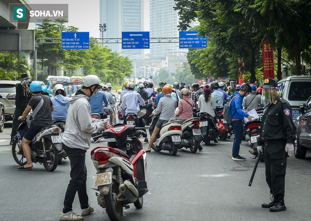  Tổ công tác đặc biệt kiểm tra người lưu thông trong nội đô Hà Nội, có điểm ùn ứ, xe máy quay đầu bỏ chạy - Ảnh 11.