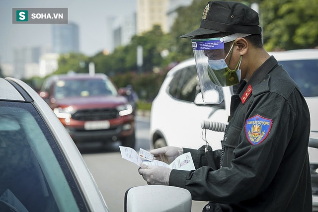  Tổ công tác đặc biệt kiểm tra người lưu thông trong nội đô Hà Nội, có điểm ùn ứ, xe máy quay đầu bỏ chạy - Ảnh 13.
