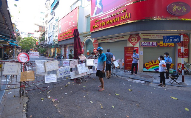  Biển quảng cáo treo kín hàng rào trong khu chợ nhà giàu tại Hà Nội, giãn cách xã hội nhưng alo là có hàng - Ảnh 14.