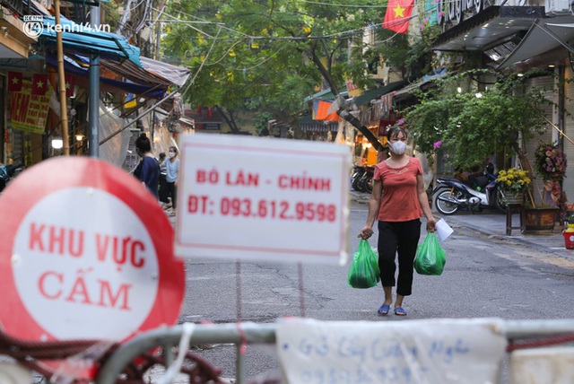  Biển quảng cáo treo kín hàng rào trong khu chợ nhà giàu tại Hà Nội, giãn cách xã hội nhưng alo là có hàng - Ảnh 6.