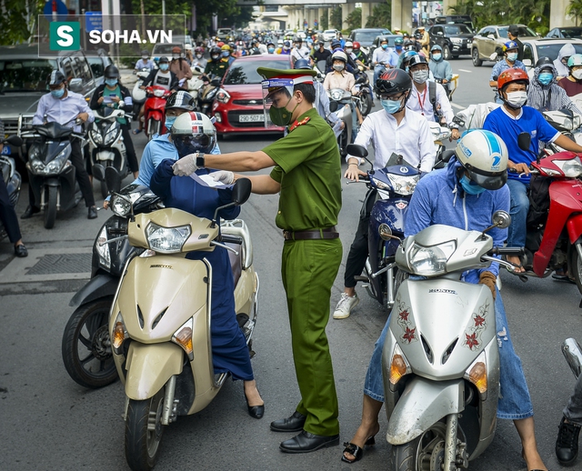  Tổ công tác đặc biệt kiểm tra người lưu thông trong nội đô Hà Nội, có điểm ùn ứ, xe máy quay đầu bỏ chạy - Ảnh 6.