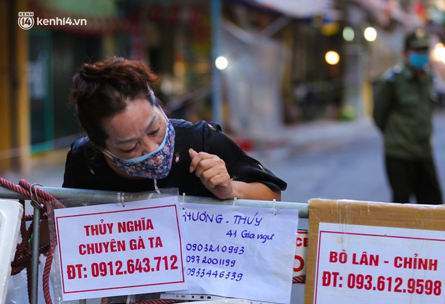Ảnh: Biển quảng cáo treo kín hàng rào trong khu chợ nhà giàu tại Hà Nội, giãn cách xã hội nhưng alo là có hàng - Ảnh 7.
