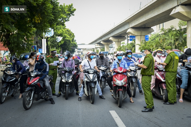  Tổ công tác đặc biệt kiểm tra người lưu thông trong nội đô Hà Nội, có điểm ùn ứ, xe máy quay đầu bỏ chạy - Ảnh 7.