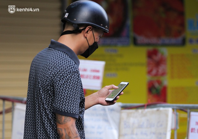 Ảnh: Biển quảng cáo treo kín hàng rào trong khu chợ nhà giàu tại Hà Nội, giãn cách xã hội nhưng alo là có hàng - Ảnh 9.