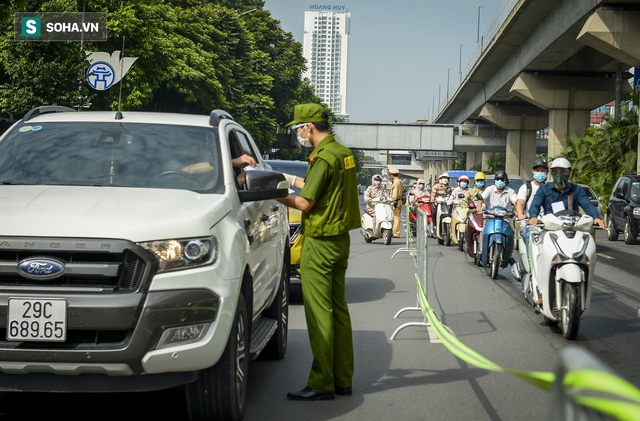  Tổ công tác đặc biệt kiểm tra người lưu thông trong nội đô Hà Nội, có điểm ùn ứ, xe máy quay đầu bỏ chạy - Ảnh 9.