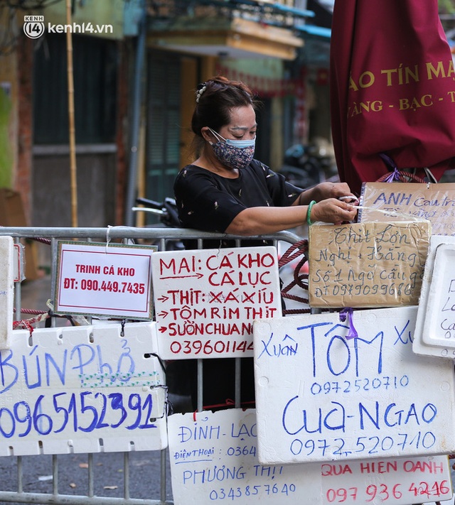 Ảnh: Biển quảng cáo treo kín hàng rào trong khu chợ nhà giàu tại Hà Nội, giãn cách xã hội nhưng alo là có hàng - Ảnh 10.